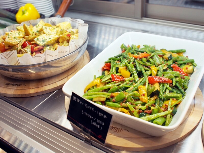 野菜のハモンセラーノ炒め（100gで674円）