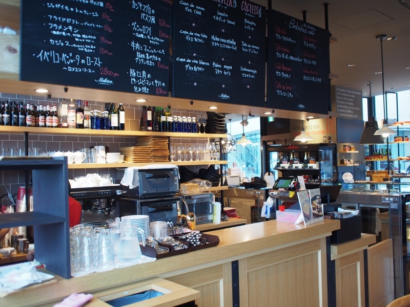 カフェやワイン、ディナータイムには食事も楽しめるカフェ＆バーブース