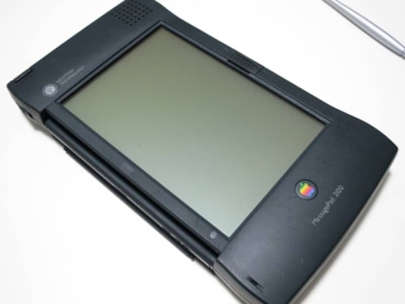 AppleのNewtone MessagePad。これは、より大型化された後期モデルのNewtone MessagePad 2100。