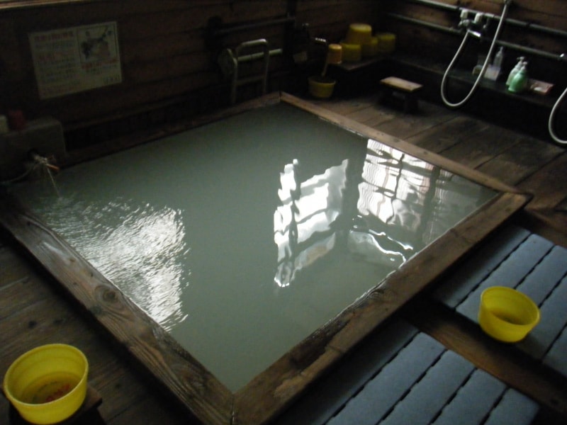 湯桶にある泥で泥パック