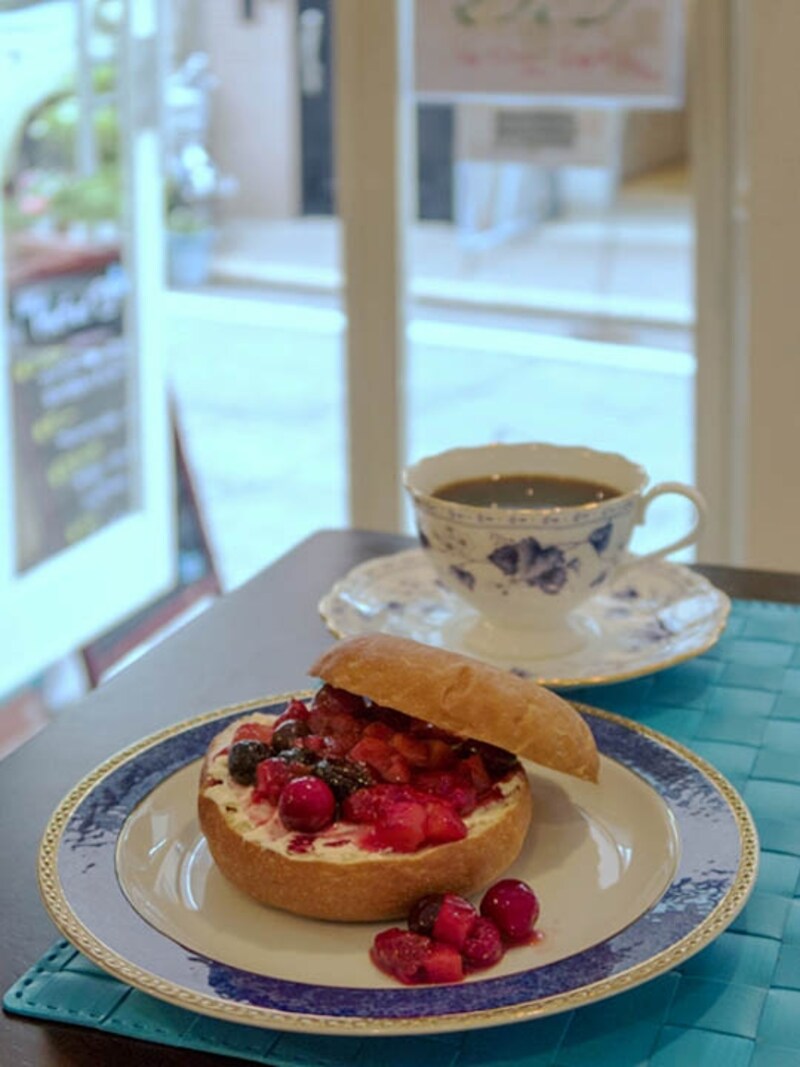 「ベーグルクリームチーズサンドセット(700円)」。ベリーソースは自家製で、甘くありません。ランチにピッタリ(2015年6月30日撮影)