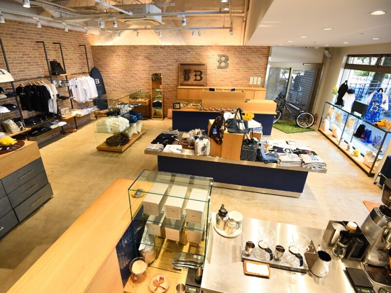 「＋B（プラス・ビー）」の店内。普段使いたくなるような、さりげなく野球のエッセンスが感じられる商品が並ぶ（C）YDB