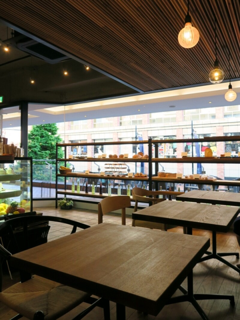 内装にも漆喰、珪藻土、無垢材などが使われていて、オーガニックな空間が演出されています(2015年7月21日撮影)