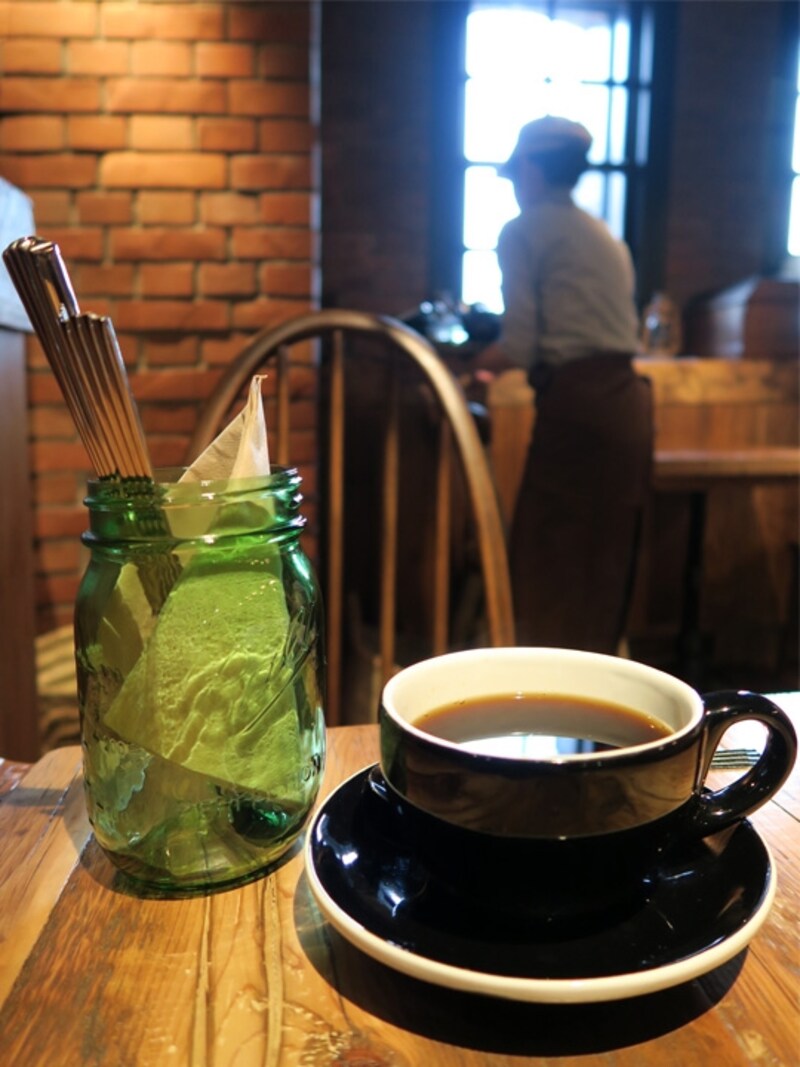 コーヒーは小川珈琲の豆が使われており、1杯ごとにていねいにドリップされます。アップルパイの甘さにマッチする深い味わい（2015年4月24日撮影）
