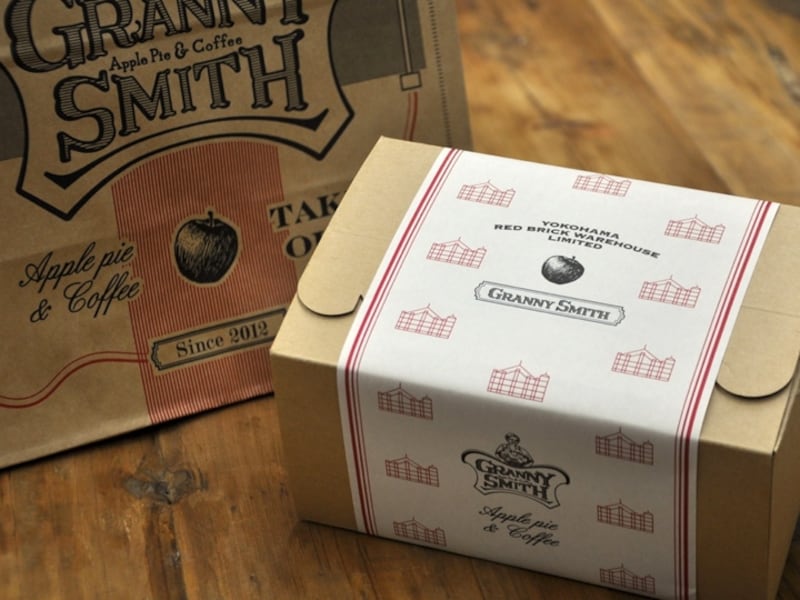 横浜店限定「ミニアソートボックス」（1500円）。赤レンガ倉庫マークの入ったオリジナルの包装紙でラッピングしてもらえます（画像提供：GRANNY SMITH APPLE PIE & COFFEE）