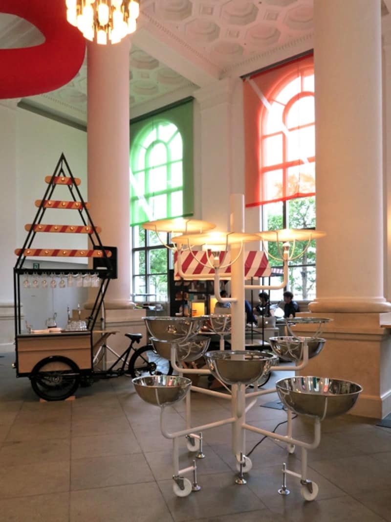 入口やカフェで使われている5種類のカート。それぞれ違うクリエイターがデザインを担当（2015年6月30日撮影）