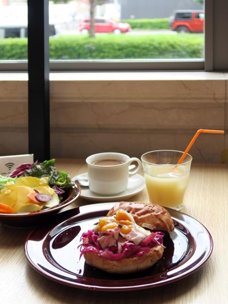 とある日のメインディッシュ「自家製豚ハムとマンゴー、赤キャベツのバーガー」（2015年7月2日撮影）