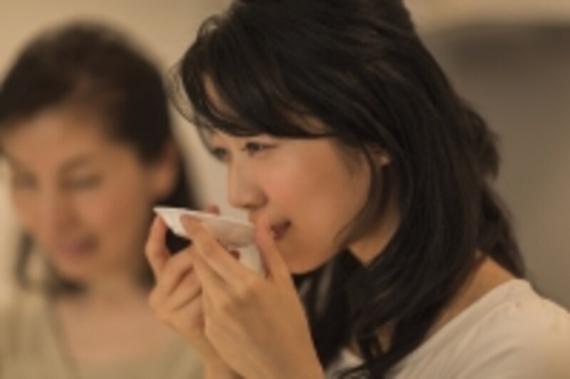 味見をする女性