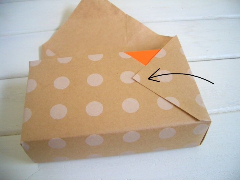 包装紙の包み方！ななめ包み/デパート包みの工程：右側をかぶせます