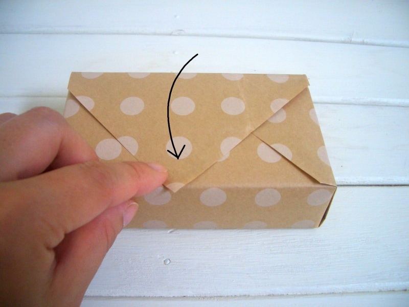 包装紙の包み方！ななめ包み/デパート包みの工程：上側をかぶせます