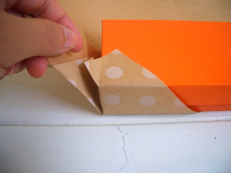 ななめ包み/デパート包みの工程：左側の紙を折り込みながら