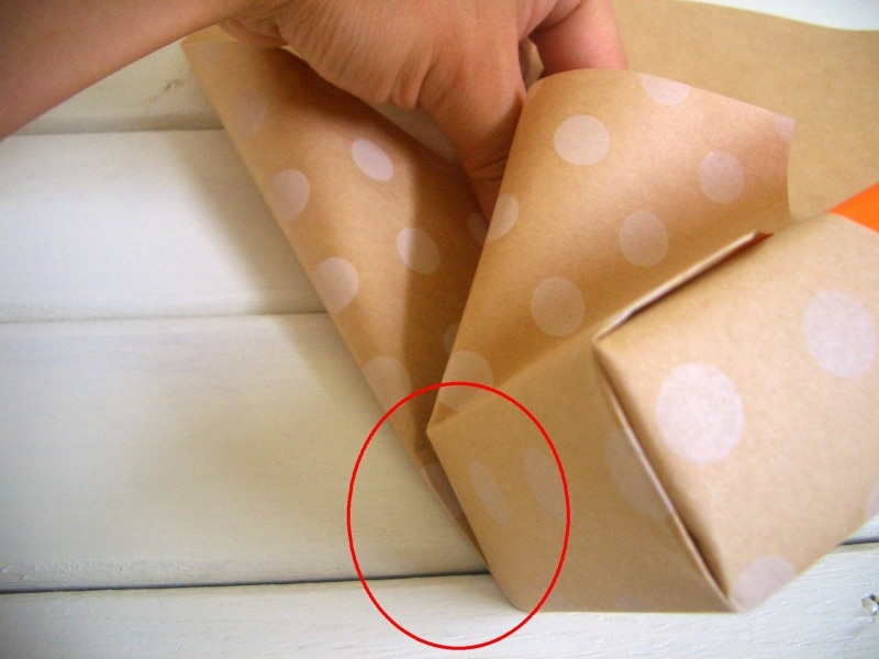 包装紙の包み方！ななめ包み/デパート包みの工程：内側に引っ張りながら