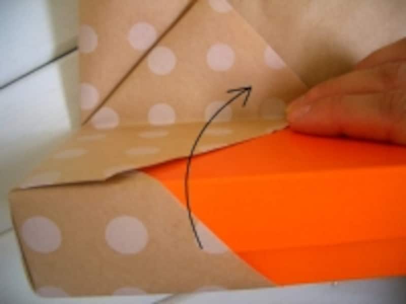 包装紙の包み方！ななめ包み/デパート包みの工程：たるみを整えて回転