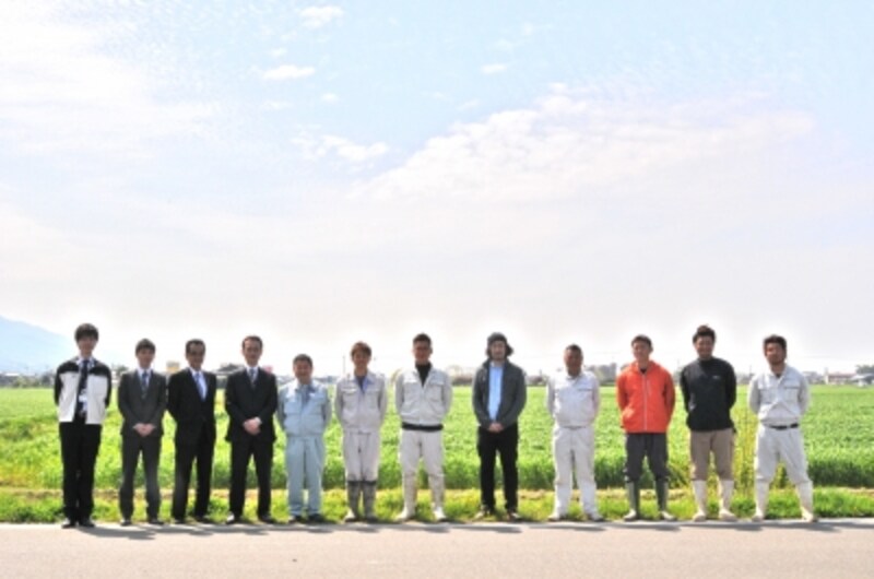 福岡県うきは市の石井好人さんら生産農家（みずほファーム）、製粉会社（大陽製粉）、杉窪さん（365日）。「チクゴイズミ」と「ミナミノカオリ」の畑。