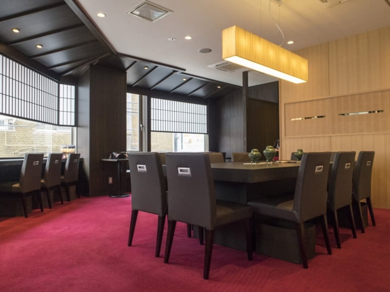 広々とした上品なイメージの香炉庵undefined茶寮の店内(2015年7月23日撮影)