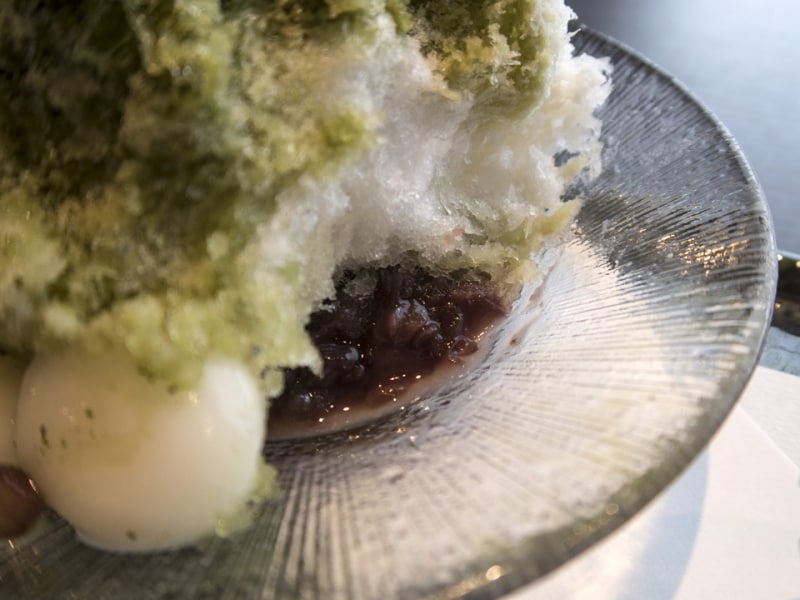 かき氷の中から、香炉庵自慢の北海道産小豆を使った粒あんが(2015年7月23日撮影)