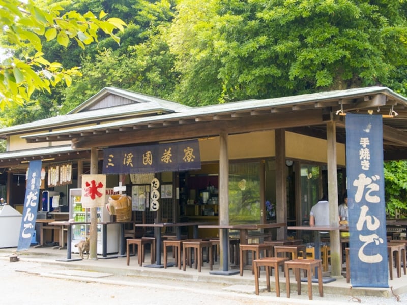 大池のほとりにある三溪園茶寮。昭和28年から代々続く食事処です(2015年7月29日撮影)