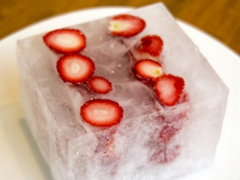 苺氷りのかたまりを特別に見せていただきました！undefined完熟イチゴが美しく並んでいます（2015年7月23日撮影）