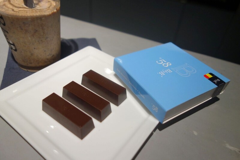 このブルーのパッケージの#58の5本中、3本がまるごとドリンクの中に入っています。