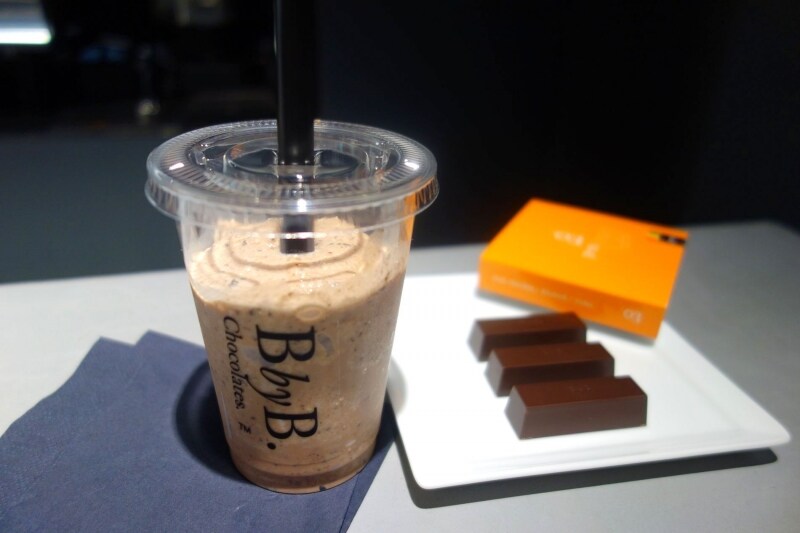 ＃03 ダークチョコレート/ルバーブ/バイオレットundefined※並べたチョコレートは料金に含まれません