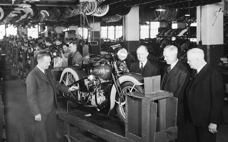 これは戦前の写真で、出荷されるアニバーサリーモデルを前に立つH-D創業4名の姿を撮ったもの。ご覧のとおり、当時はこのスプリンガーフォークが主流だった