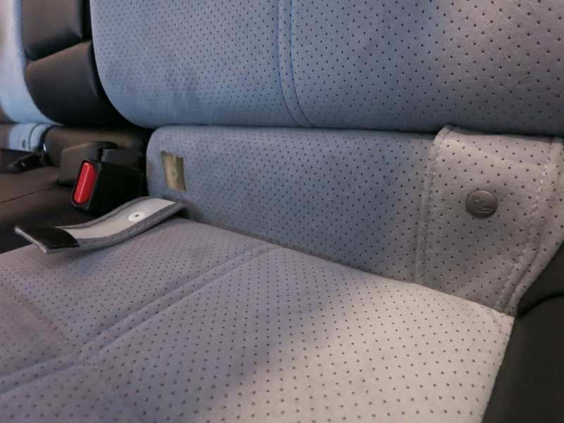 インプレッサ スポーツ ハイブリッドの後部座席。ISOFIXのチャイルドシート固定バーを上手に隠している