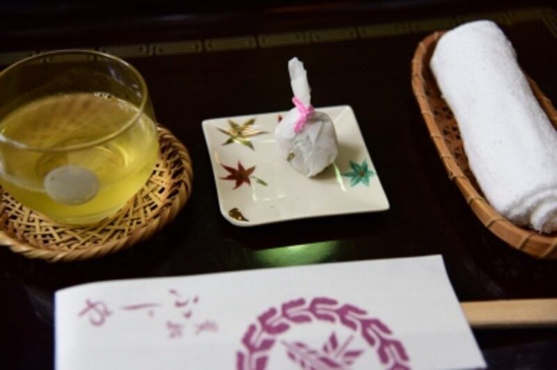 とち餅と冷茶のウェルカムドリンク