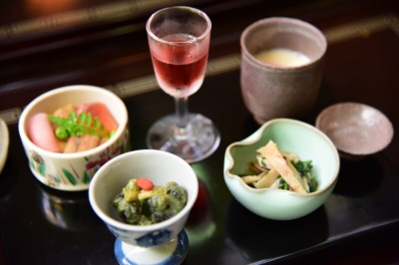 旬の食材を使い、彩りも豊かな「先付」