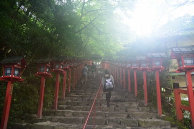 雨上がりの幻想的な貴船神社参道。夕刻には灯篭に明かりが点る