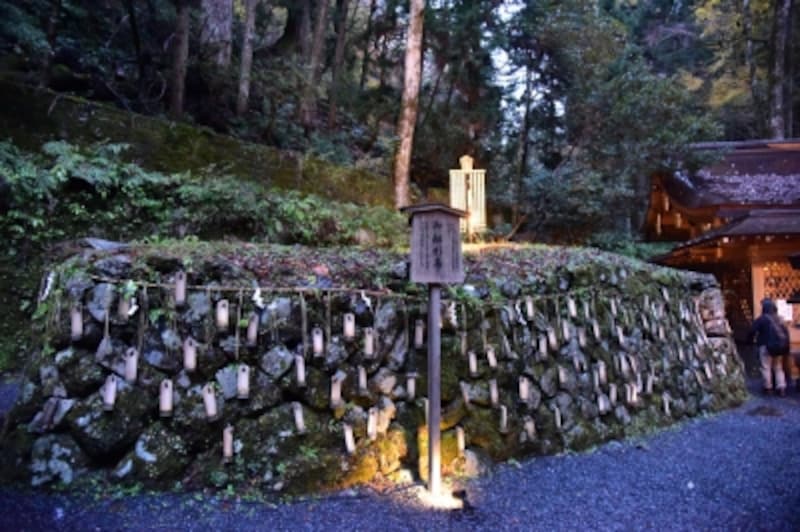 貴船神社の奥宮本殿の横には、玉依姫の伝説にまつわる「船形石」がある