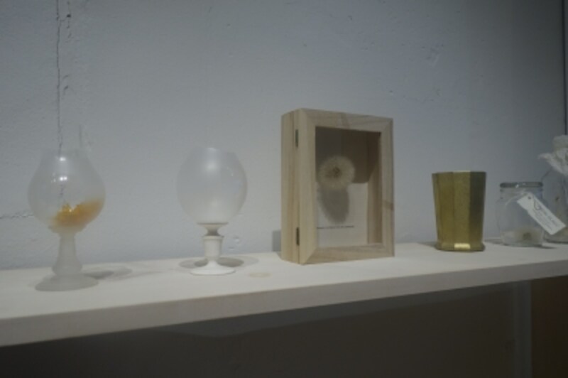 RARI YOSHIOさんの草花のオブジェや、作家・Huskの滝下達さんの電球をリメイクしたオブジェ。
