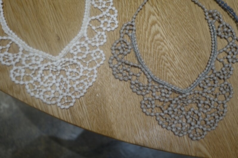 山崎淳子さんの糸を編んだアクセサリー。