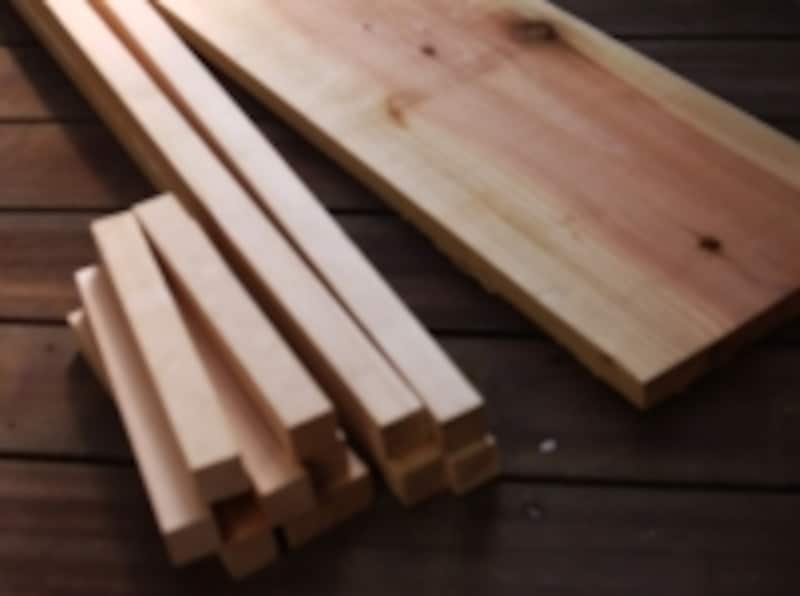 左が赤松材、右が杉板