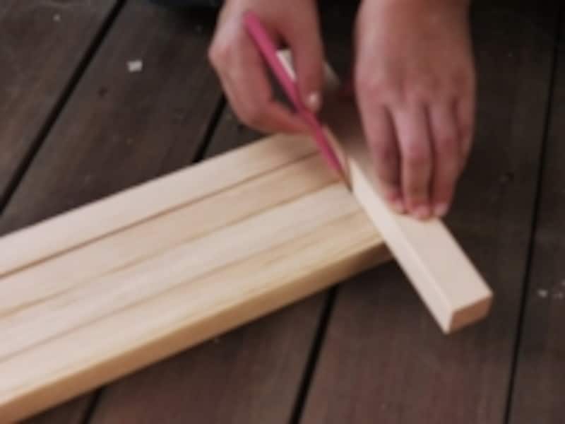 角材を使って線をひきます
