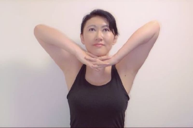 ひじあげポーズ2