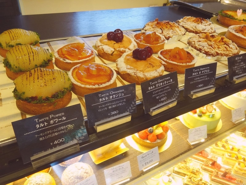 「リムヴェール・パティスリーカフェ」のショーケース上に並ぶタルトやヴィエノワズリー