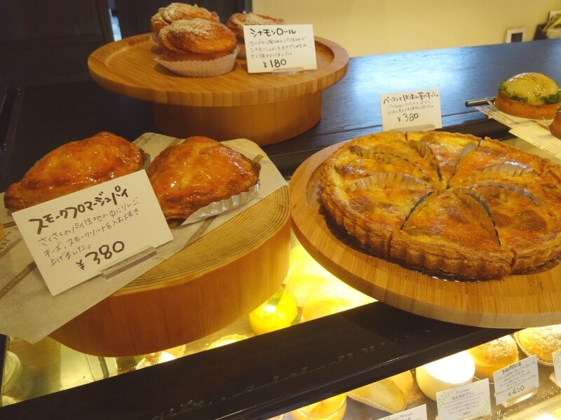 「リムヴェール・パティスリーカフェ」の「スモークフロマージュパイ」(税込380円)