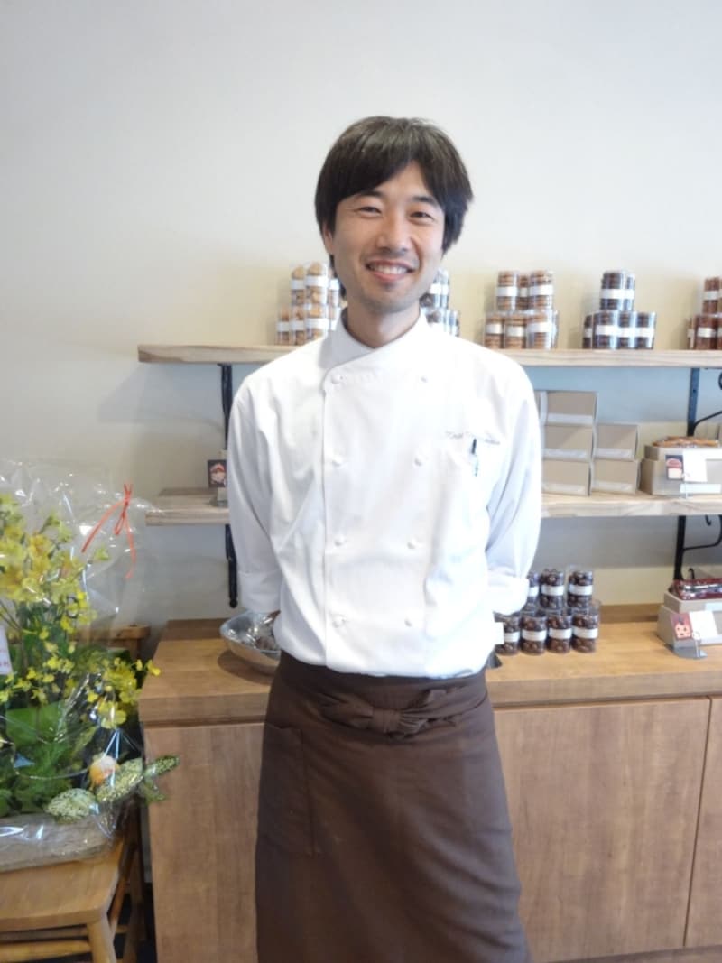 「リムヴェール・パティスリーカフェ」の高山浩二シェフ