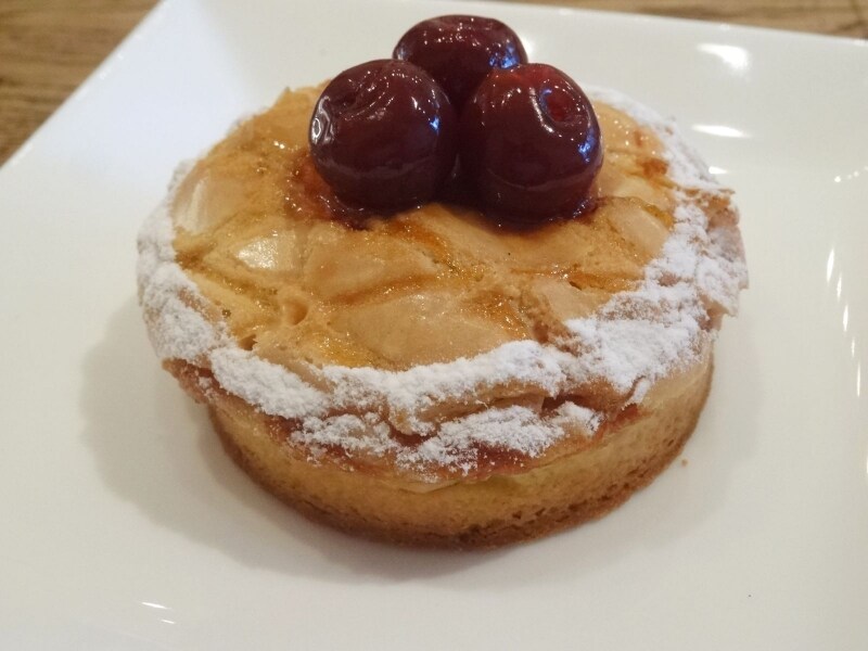 「リムヴェール・パティスリーカフェ」の「タルトグリオッティーヌ」(税込420円)