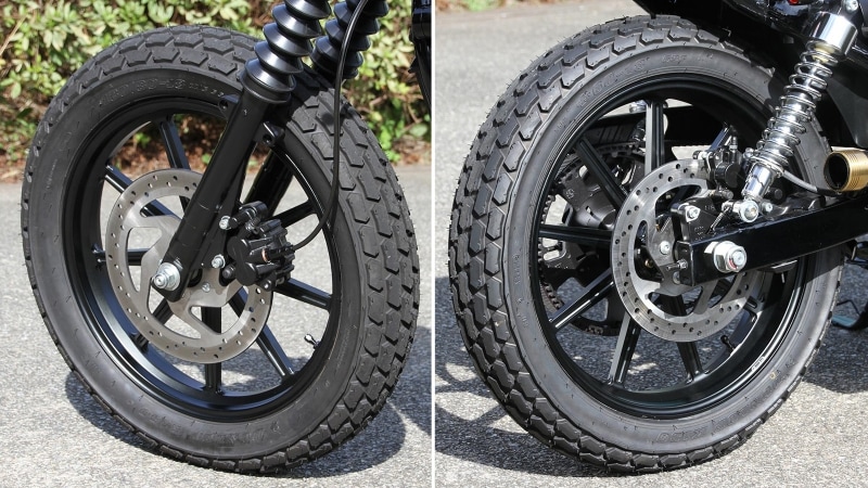 本カスタムでポイントとなるのが足まわり。前後18インチホイール化&ブロックタイヤ換装はスクランブラースタイルのマナー