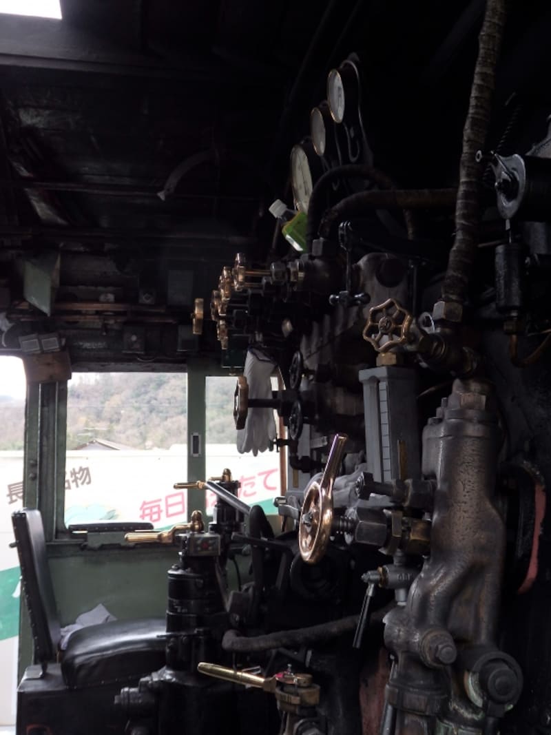 様々な計器が並ぶC58型蒸気機関車