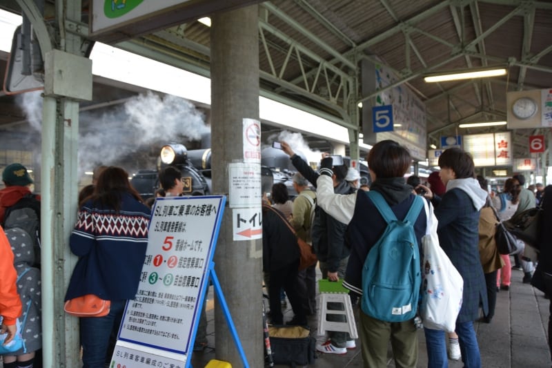 熊谷を発車する前にSLを取り囲む乗客