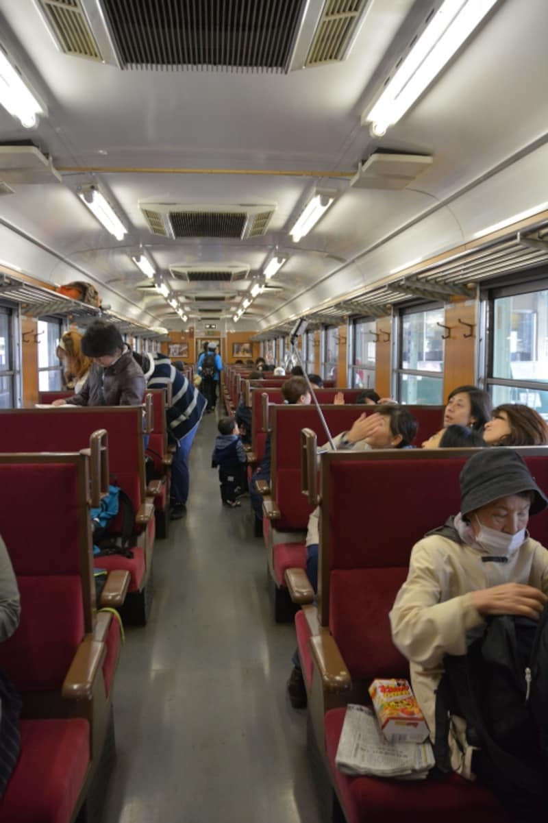 ワインレッドのボックスタイプの座席シート