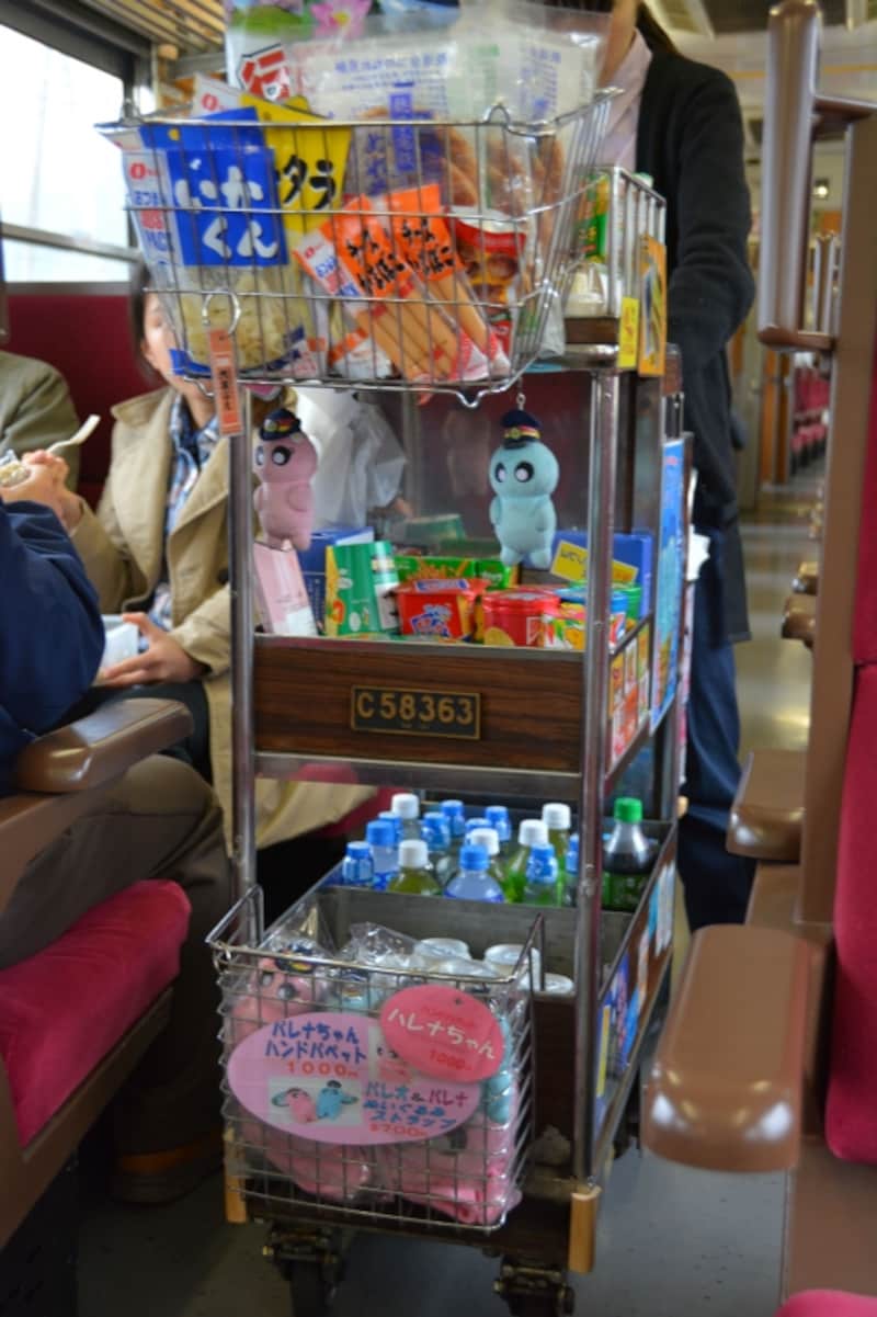 弁当、菓子、ジュース、ビール、SLグッズの車内販売