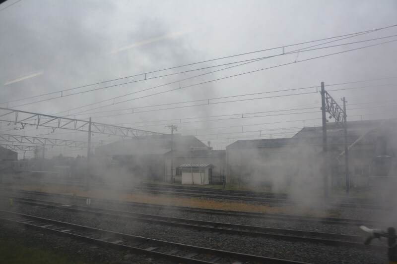 窓の外に雲のようにたなびく黒煙