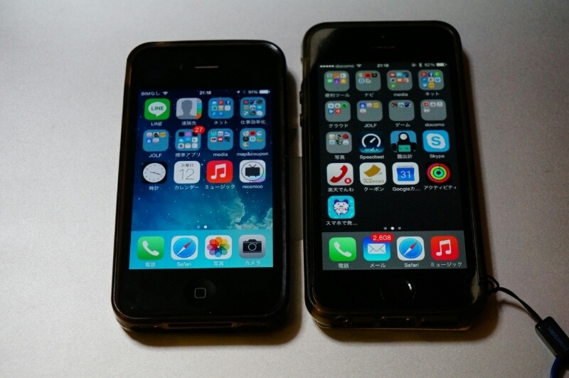 ボタンが正常になったiPhone 4（写真左）