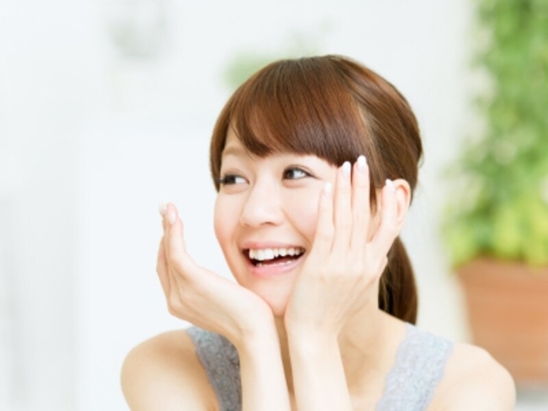 肌が整い笑顔になる女性