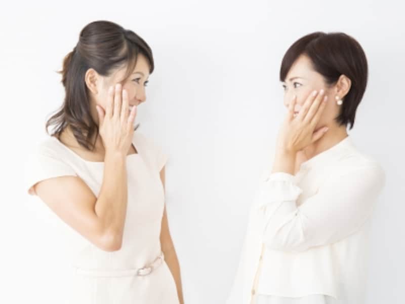 スキンケアについて相談する女性