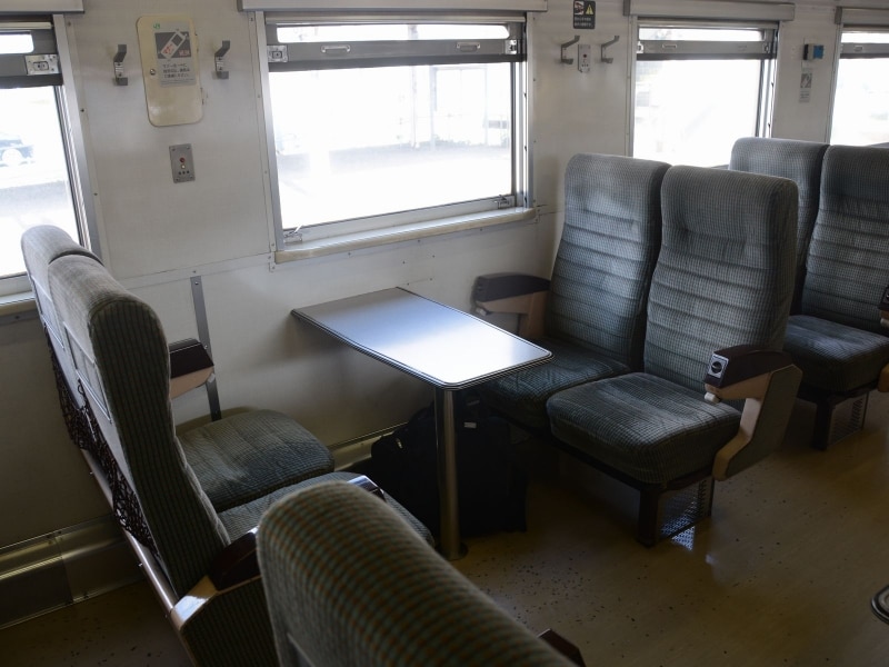 テーブル席をはさんで相対する座席