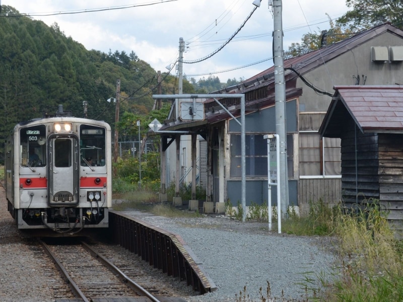 峠下駅に停車中の列車
